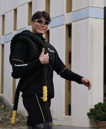 阪神・糸井SAが大縄を持って宜野座キャンプに登場、室内は即“鉄のカーテン”に