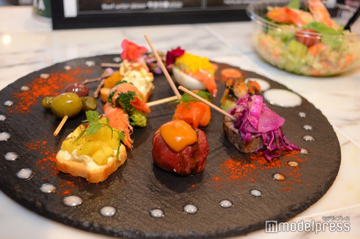 横浜駅東口POST STREET（C）ビューティーガール