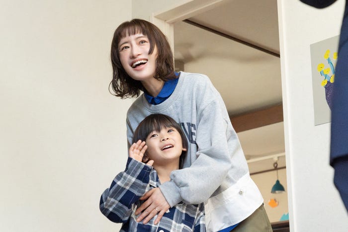 佐藤大空、松本まりか(C)「元科捜研の主婦」製作委員会