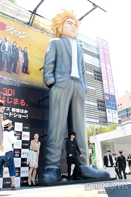 綾野剛の巨大オブジェお披露目
