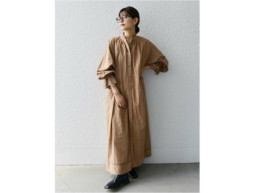 ロングワンピースとショートブーツのシンプルさがおしゃれに 出典:WEAR