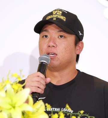 阪神が連覇のビールかけ 選手会長の村上が音頭「ひとつだけ言いたいことがある」と笑い誘う 藤川監督には球児コール