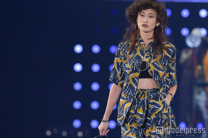 山田優のステージがかっこよすぎる Tgc 初 演出バックに腹チラ圧巻ランウェイ Tgc18s S モデルプレス 山田優のステージがかっこよすぎる Tgc 初 演出バックに腹チラ圧巻ランウェイ Tgc18s S モデルプレス