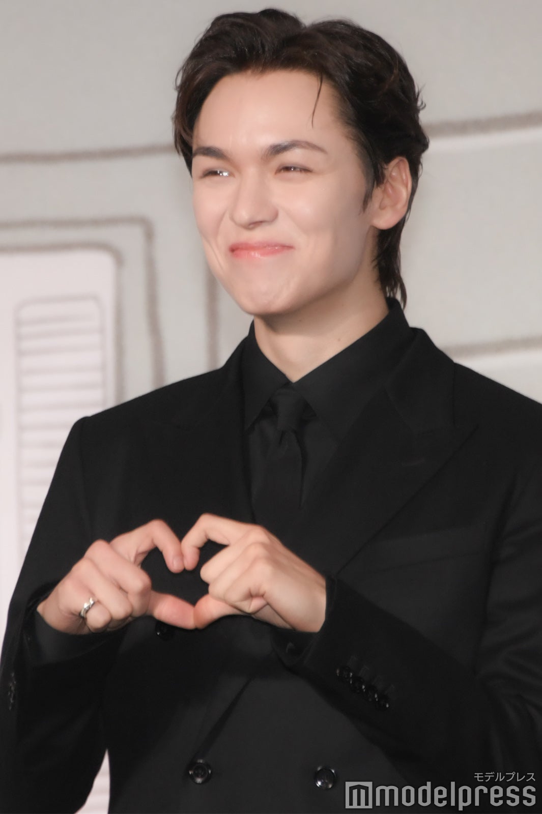 ハートポーズにツボるVERNON（バーノン）（C）モデルプレス