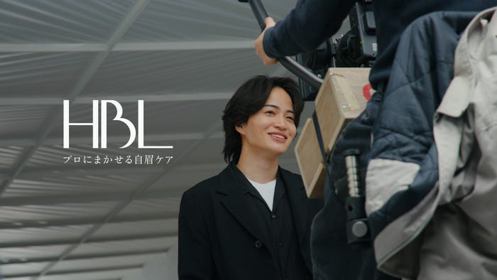 菊池風磨/自眉ケア「HBL(エイチビーエル)」WEBCM「HBLしてる人はみんないい顔してる」篇(提供写真)