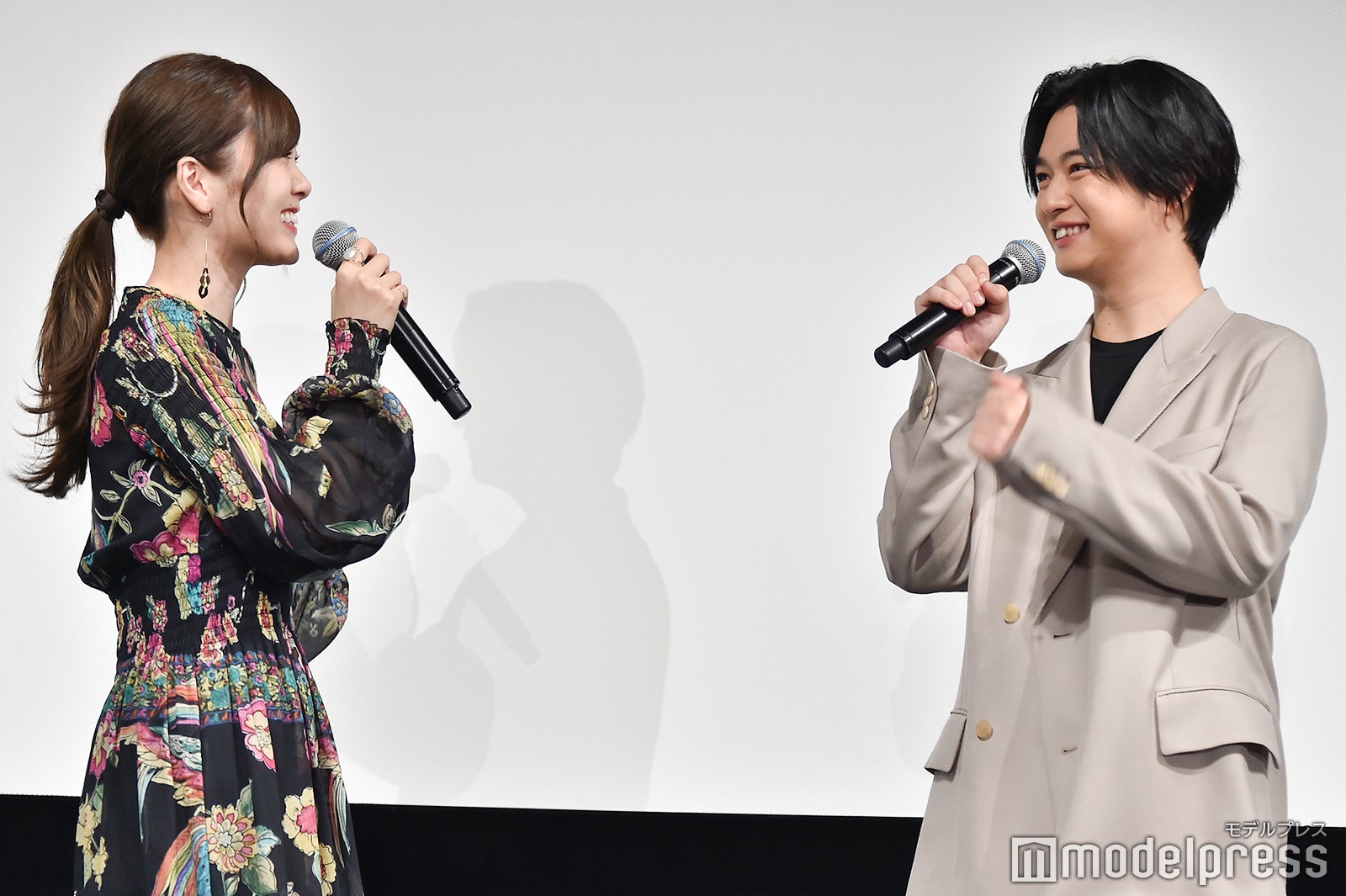 “ばーちー”“まいやん”で会話を交わす白石麻衣、千葉雄大 （C）モデルプレス