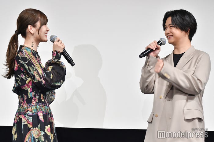 “ばーちー”“まいやん”で会話を交わす白石麻衣、千葉雄大 (C)モデルプレス