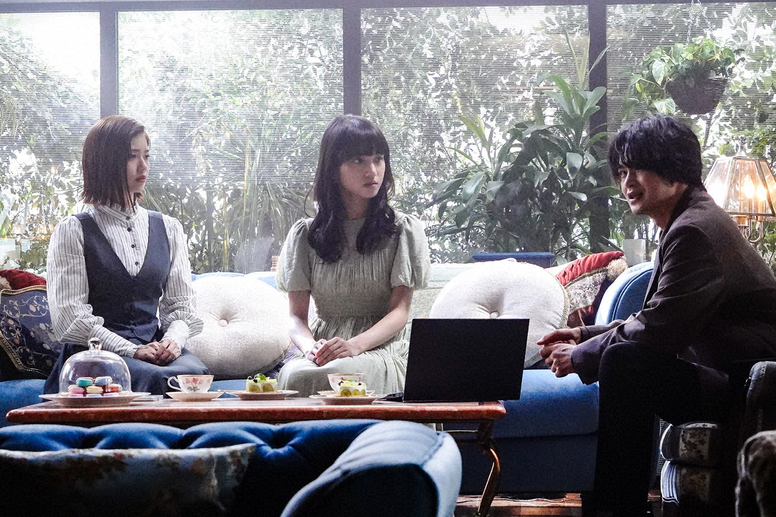 小芝風花、清原果耶、瀬戸康史 「霊媒探偵・城塚翡翠」第2話より（C）日本テレビ