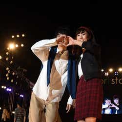 モデルプレス - 「non‐no」鈴木友菜、メンズモデルと2人でラブラブ“ハートマーク”