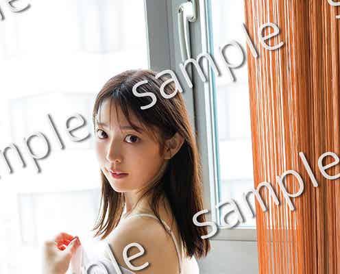 乃木坂46阪口珠美、パジャマから白ランジェリーちらり 1st写真集「青いバラ」封入特典第4弾解禁