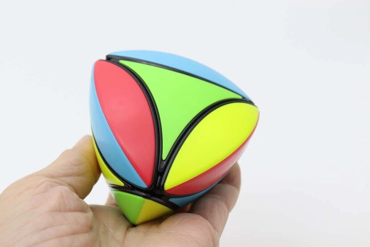 手のひらに乗せられたカラフルな丸みのある立体パズル