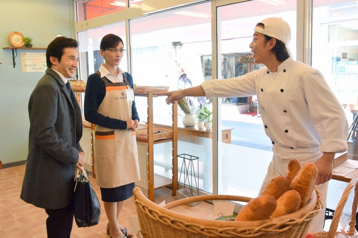 浅利陽介、佐藤健、綾瀬はるか/「義母と娘のブルース」第9話より(C)TBS