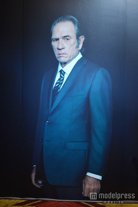 サントリーコーヒー「BOSS」の新キャンペーン記者発表会の会場に設置されたトミー・リー・ジョーンズのパネル