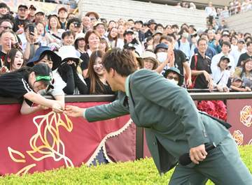 竹内涼真の神ファンサで観客熱狂「キャー♡」「勝男最高！」 日本ダービートークショーでのひとこま