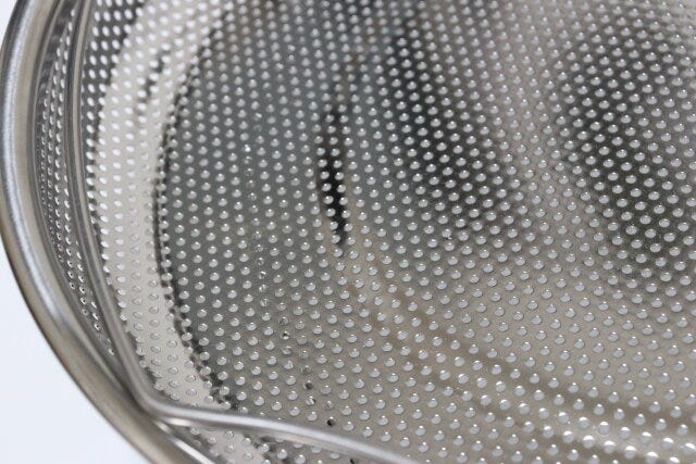 取っ手付浅型パンチングザル（25cm）　素材感