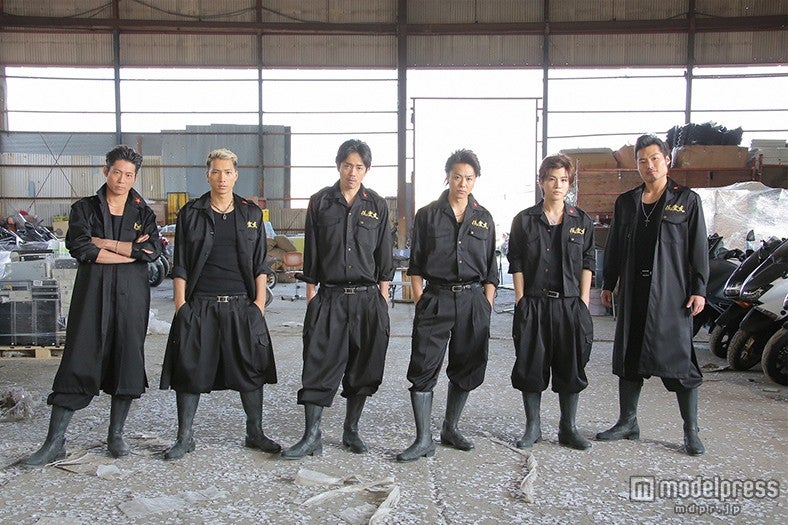 （左より）黒木啓司、野替愁平、青柳翔、TAKAHIRO、岩田剛典、八木将康／「ワイルド・ヒーローズ」初回4月19日より（C）NTV