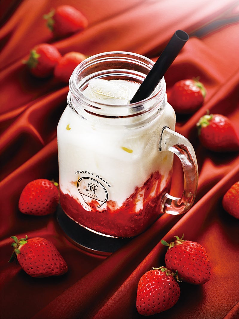 つぶつぶいちごのミルクラテ／画像提供： PABLO（パブロ）