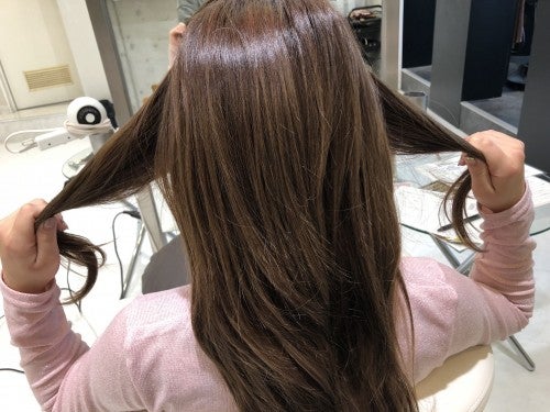 写真のようにサイドの毛束を取る