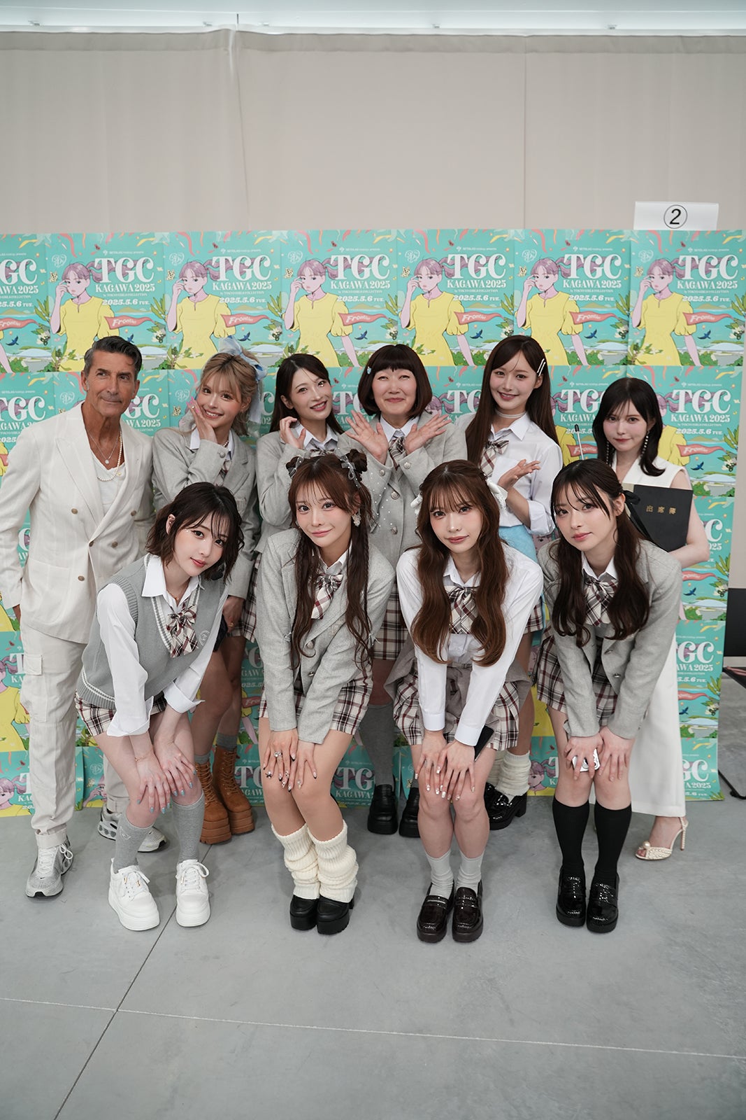 （後列左から）パンツェッタ・ジローラモ、今井アンジェリカ、二瓶有加、川村エミコ、きほ、益若つばさ（前列左から）RIKO、FUKA、ASUKA、TSUKASA（提供写真）