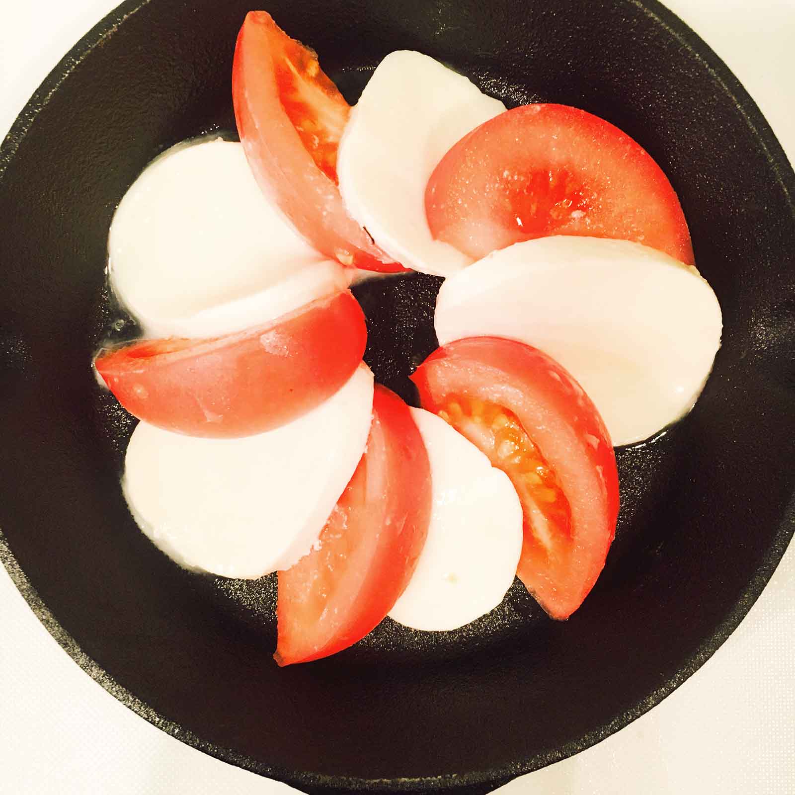 手順2：スキレットにトマト、モッツァレラチーズを並べる／画像提供：柏原歩