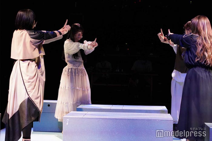 (左から2番目)松村沙友理「雨の塔」ゲネプロの様子(C)モデルプレス