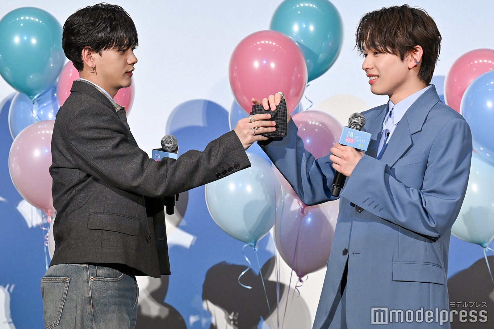 宮世琉弥（右）にハンカチを貸す中島颯太（左）（C）モデルプレス