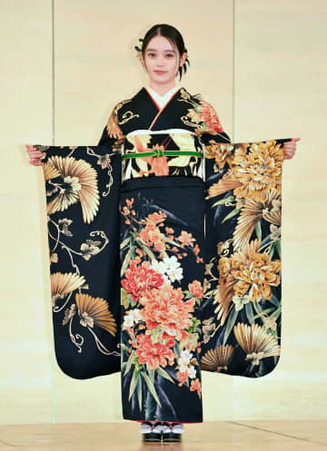 高石あかり 黒い晴れ着で大人っぽさ満開 次期朝ドラヒロイン上坂樹里にアドバイス「とにかく現場を家だと思えること」