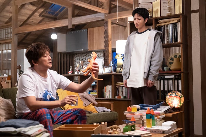 香取慎吾、志尊淳「日本一の最低男 ※私の家族はニセモノだった」(C)フジテレビ