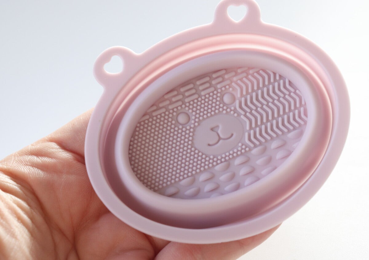 100均のなら手軽にお手入れできるよ！「うわ…汚な！」「顔に使ってたと思うとゾッとする」