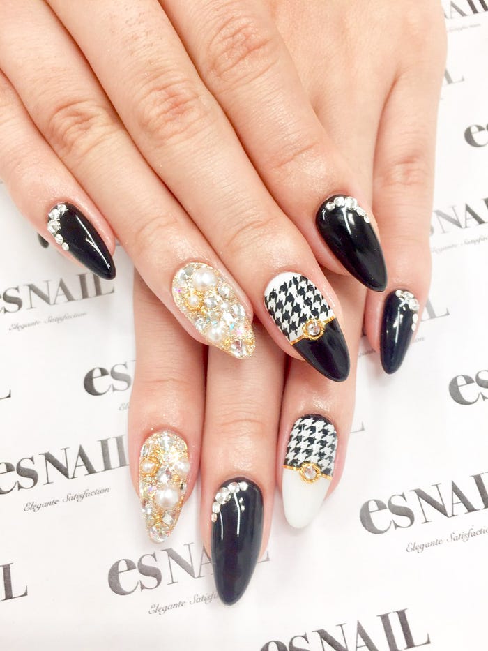 ゴールドストーンで大人っぽく/画像提供:esNAIL