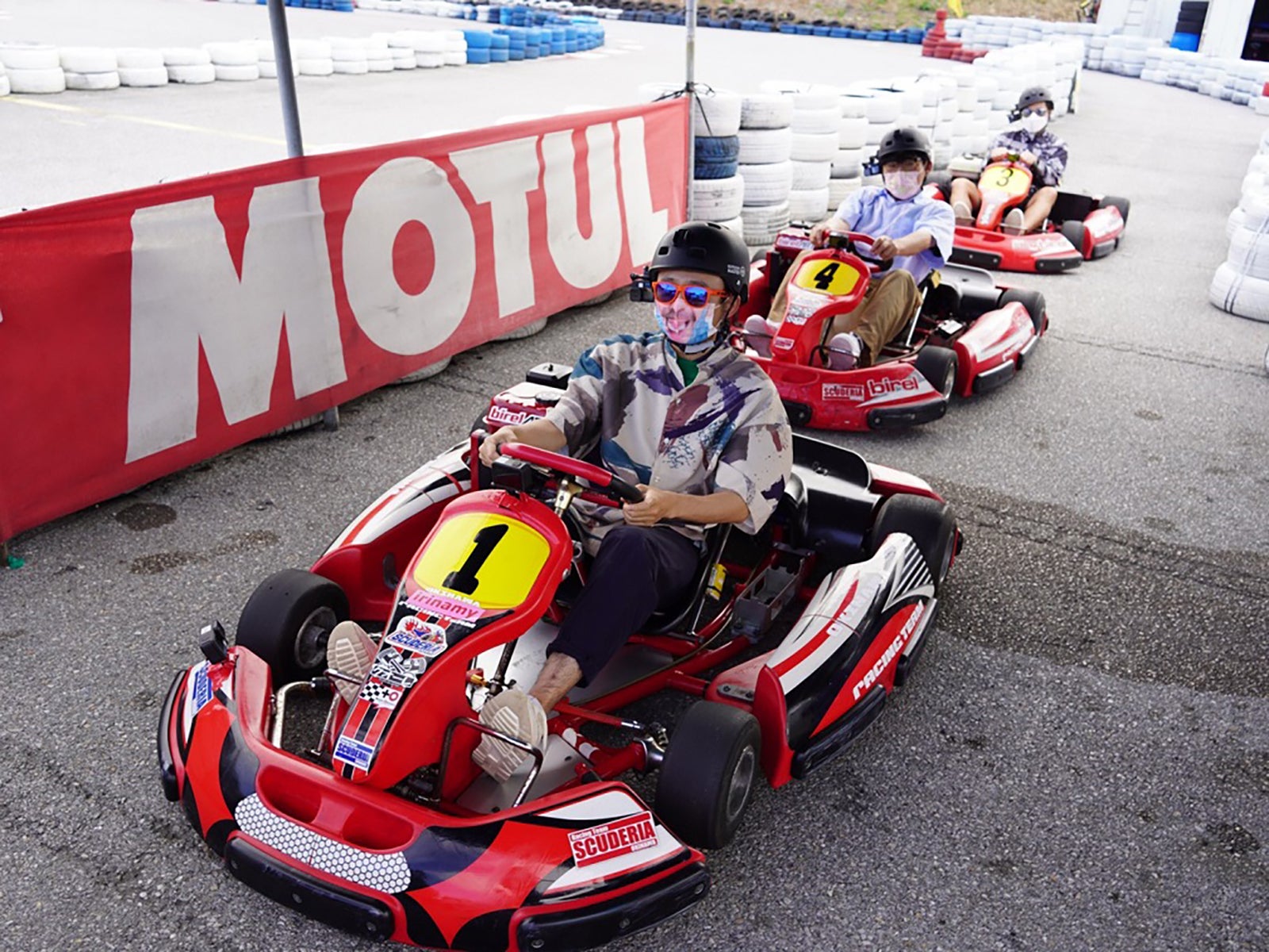 （手前から）有吉弘行、飯尾和樹、吉村崇 （C）フジテレビ