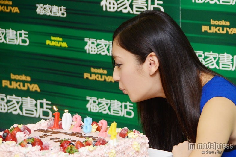 ろうそくの火を吹き消す菜々緒