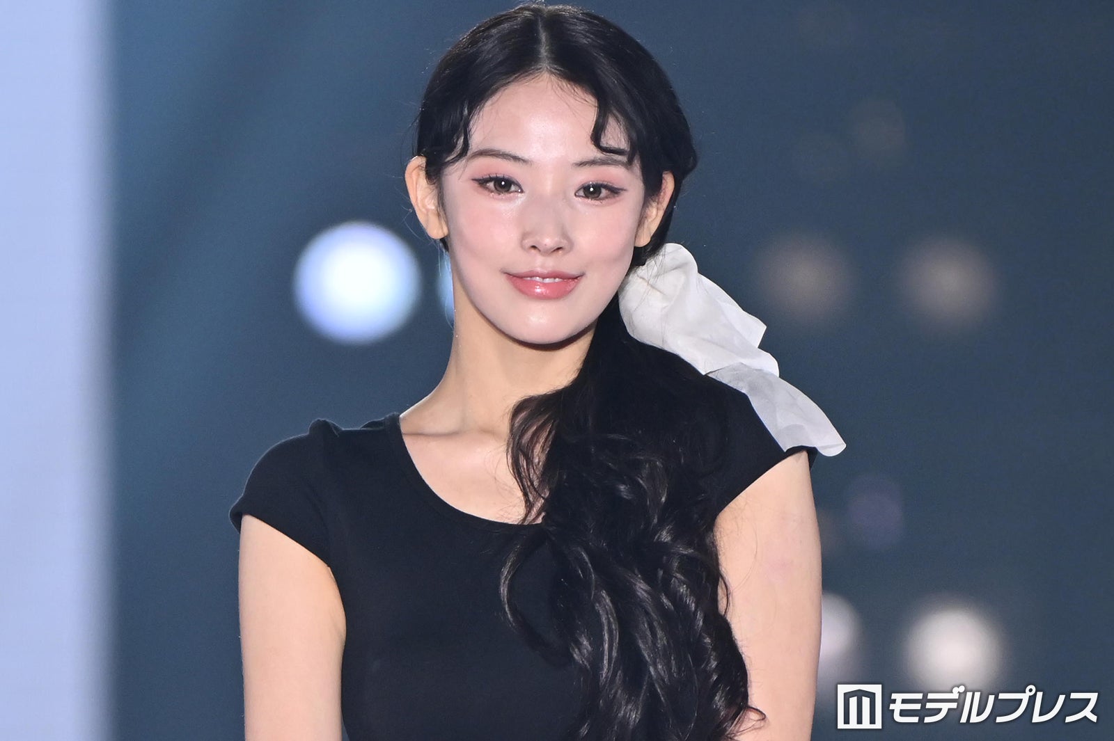 元NMIXXジニ、ソロデビュー後初来日「関コレ2026S/S」初出演でトップバッター飾る