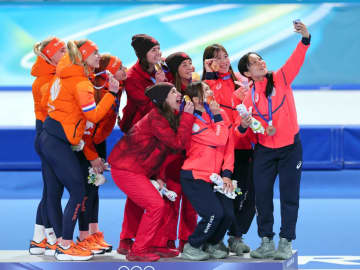 高木美帆の自撮りうまっ！メダル10個＆カメラの腕前に海外ファン驚き「こんな才能とスピード！」「素晴らしい写真」3カ国の選手が最高の笑み