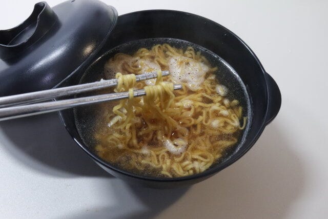 ダイソー　電子レンジ調理器ミニラーメン　完成