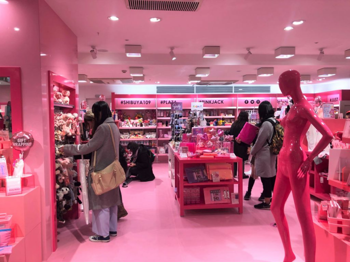 プラザ渋谷109店 全面ピンクの売り場で盛況 モデルプレス