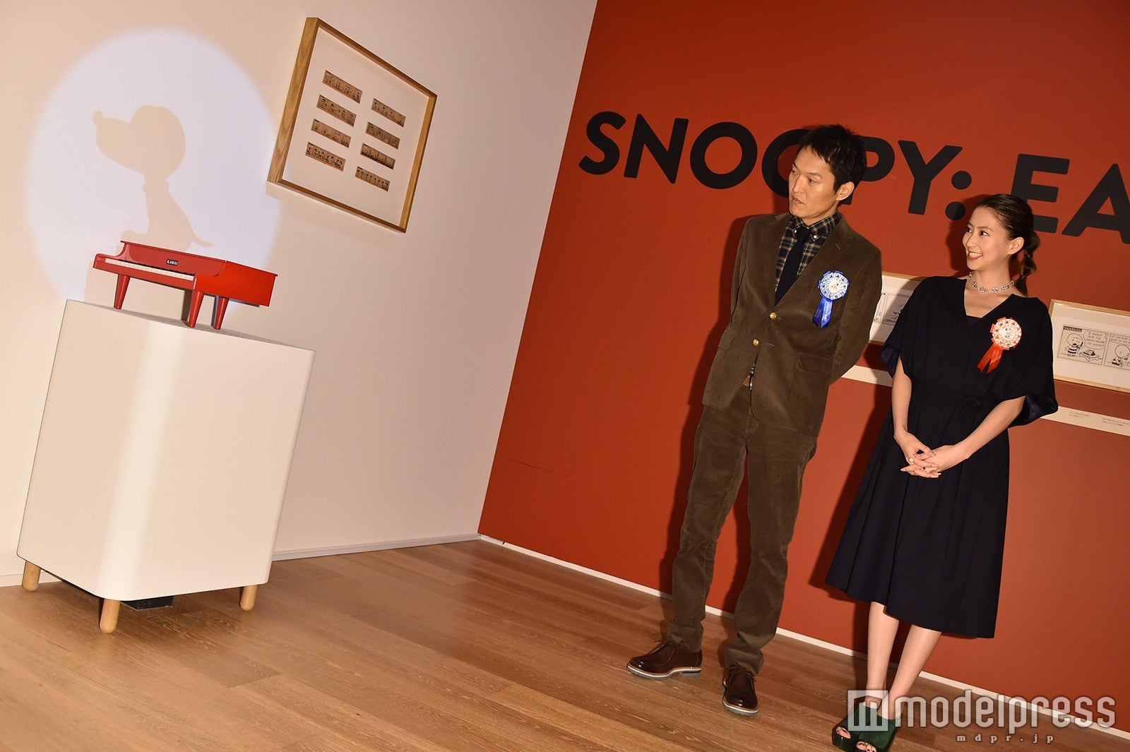 「スヌーピーミュージアム第2回展覧会」に出席した千原ジュニア（左）と河北麻友子（C）モデルプレス