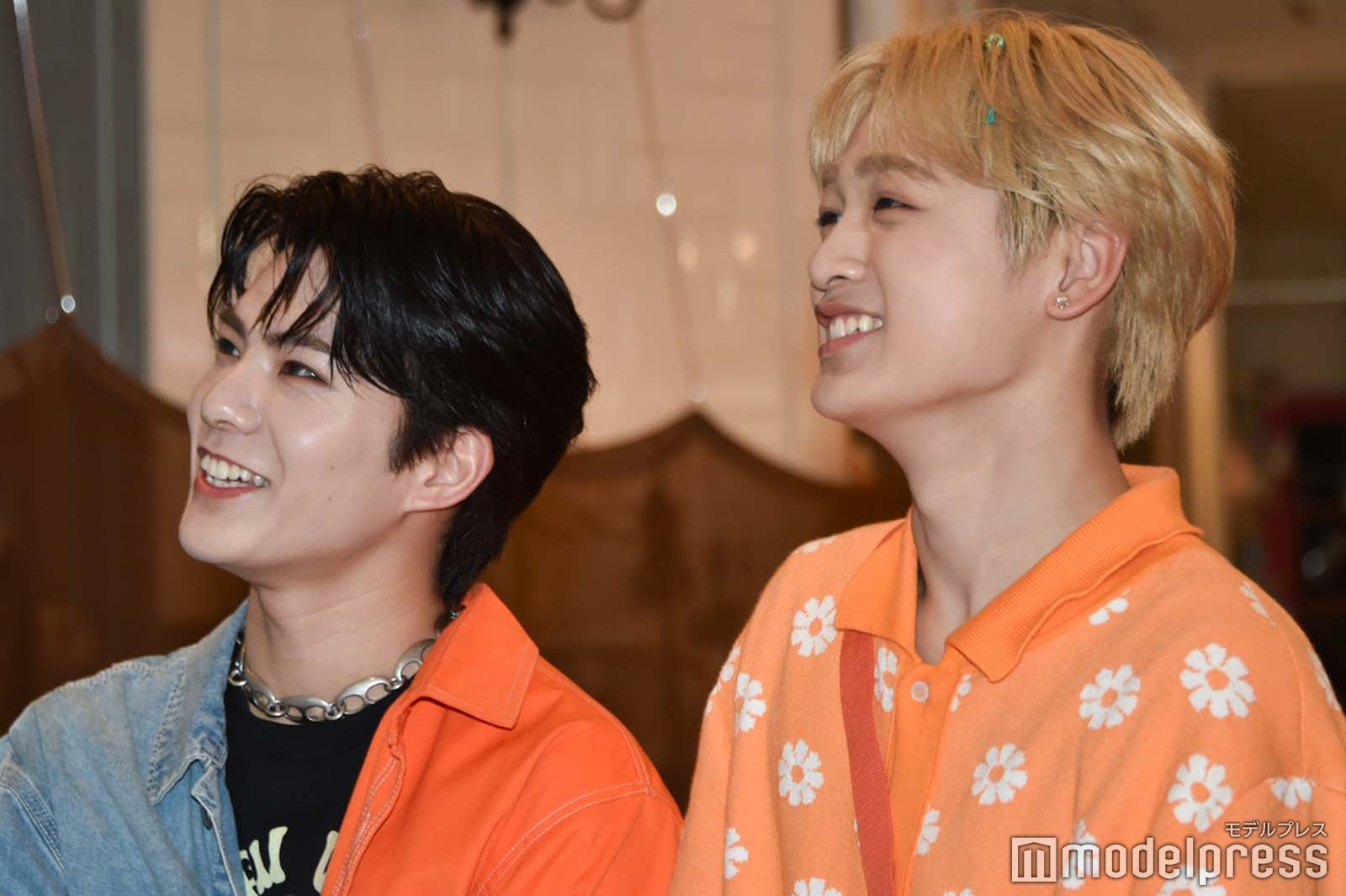 メンバーがサインを書くのを見守る谷口太一、田中笑太郎（C）モデルプレス