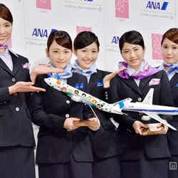 左から:秋元才加、川栄李奈、渡辺麻友、横山由依、鈴木まりや