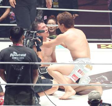 レジェンド青木真也が無念の完敗 朝倉未来に1回TKO負け 寝技に持ち込むも最後はパウンド連打被弾・・・11年ぶりRIZIN参戦も勝利ならず