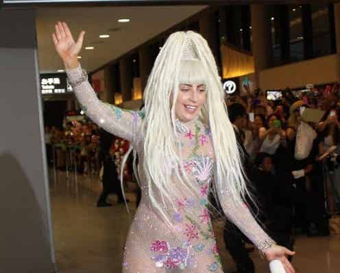 <速報>レディー・ガガ、全身シースルー衣装で来日