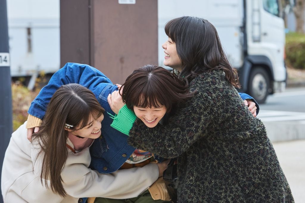 生見愛瑠、清野菜名、岸井ゆきの「日曜の夜ぐらいは…」第2話より（C）ABCテレビ