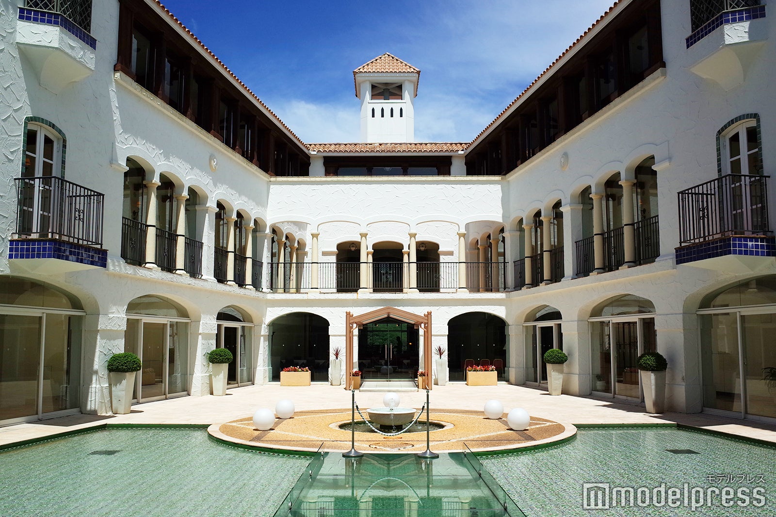 チャペルとしても利用される中庭（C）モデルプレス