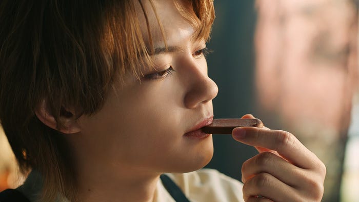 佐野勇斗/「明治 生のとき」新CM「きみと永遠のとき」篇より(提供写真)