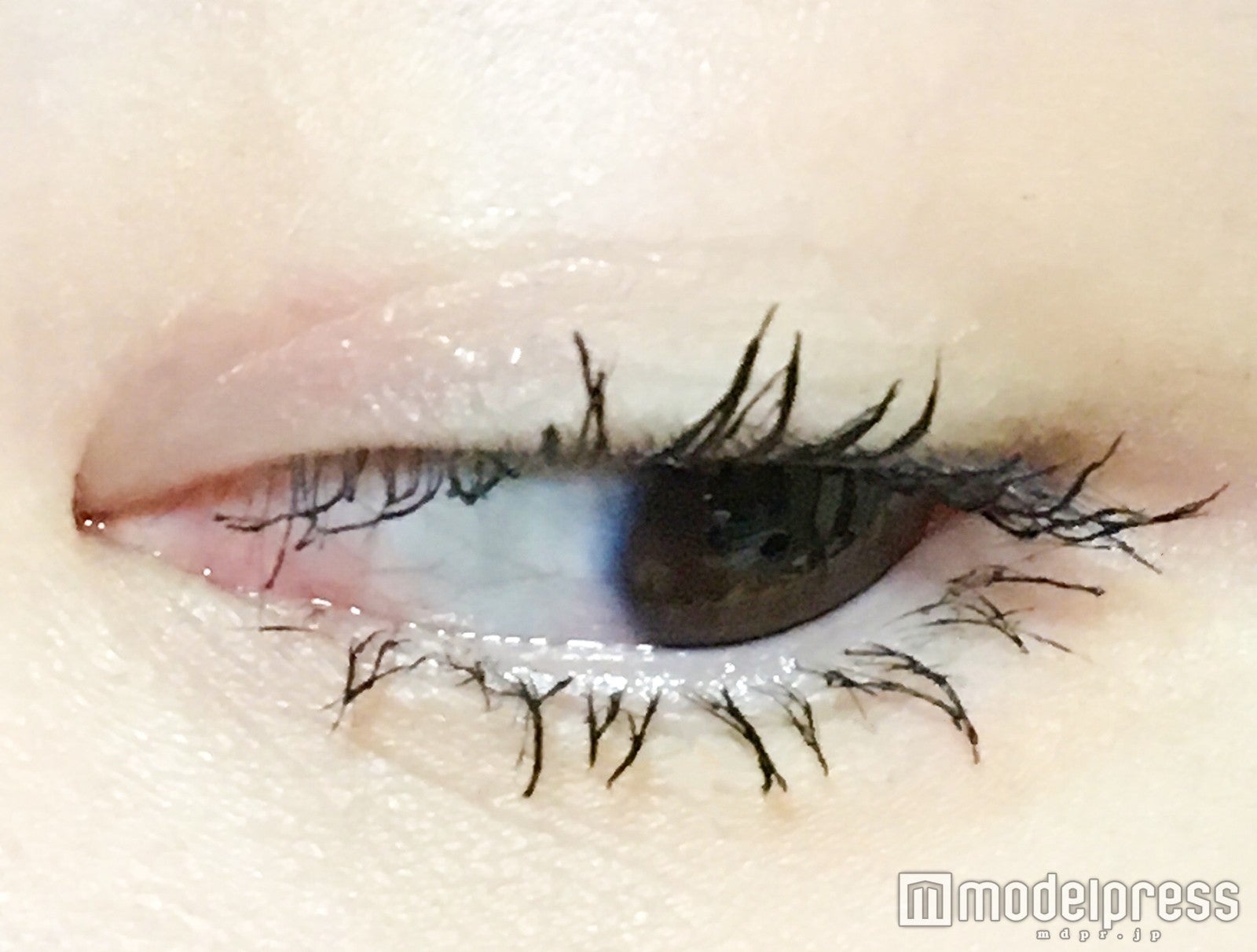 舞台上でも映える漆黒のまつ毛に／写真：るん（C）モデルプレス