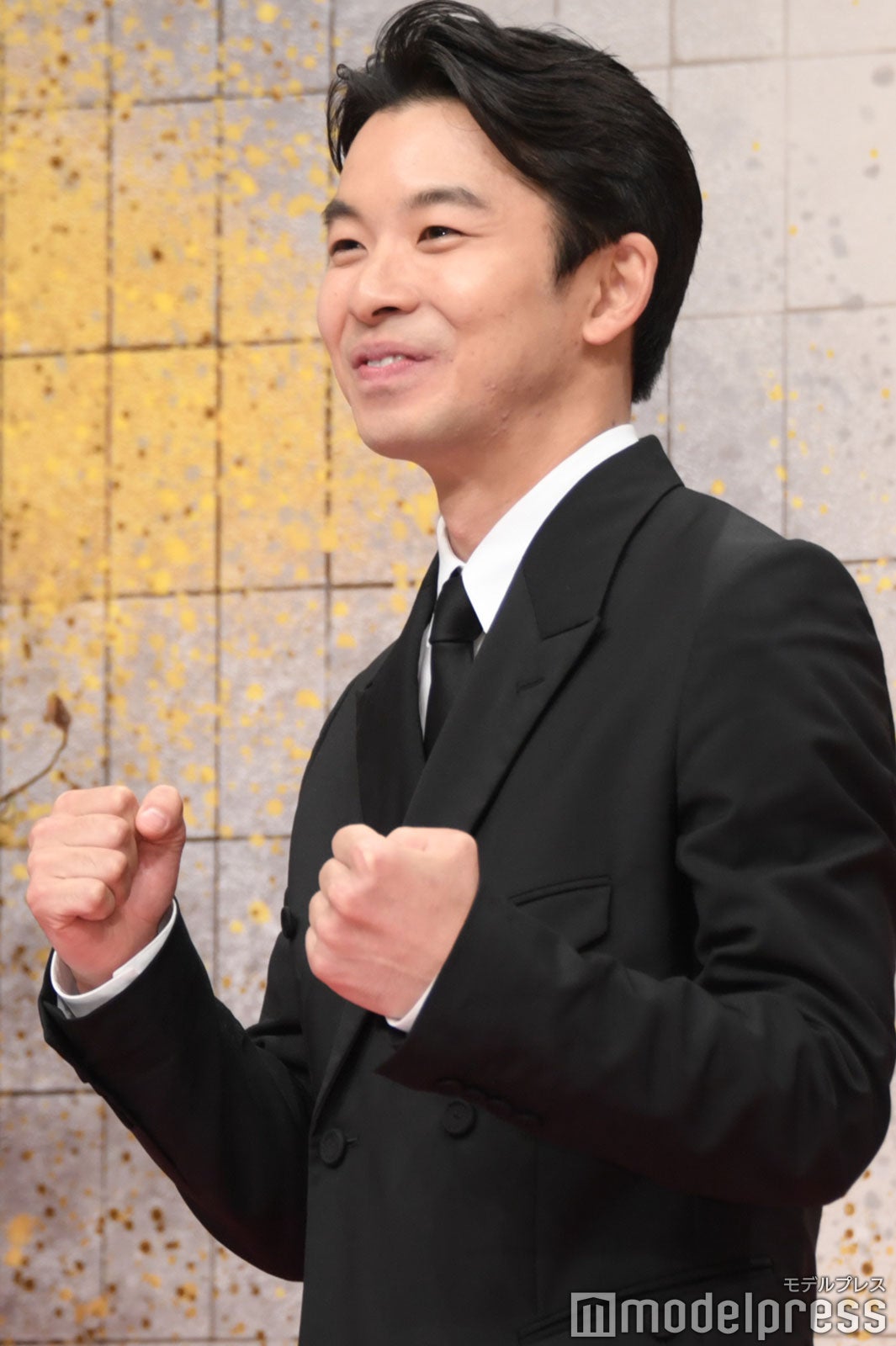 新人格闘家のポーズになってしまった仲野太賀（C）モデルプレス