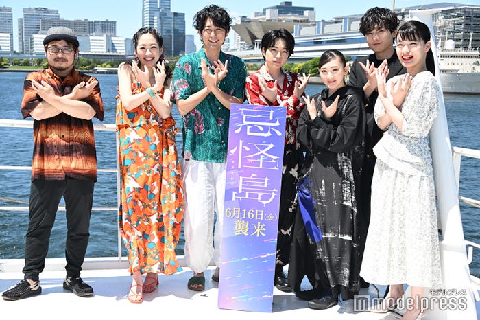 (左から)清水崇監督、川添野愛、平岡祐太、西畑大吾、生駒里奈、水石亜飛夢、祷キララ「忌怪島/きかいじま」完成報告船上イベントより(C)モデルプレス