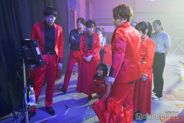 モニターで確認するメンバー/吉本坂46RED「君の唇を離さない」MV撮影風景(C)モデルプレス