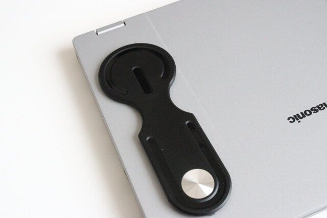 マグネット式ノートパソコン用スマートフォンホルダー　取り付け