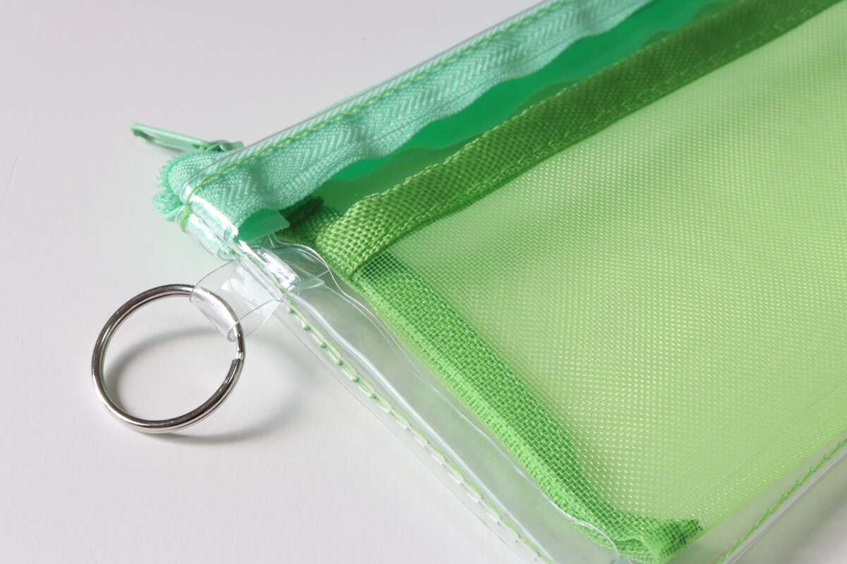 ダイソー メッシュポケット付ペンケース ダイソーのメッシュポケット付ペンケースはリング付きでチャームをつけられる